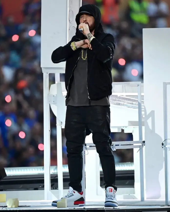 Eminem con las Air Jordan 3 Fire Red Slim Shady en la Super Bowl PE
