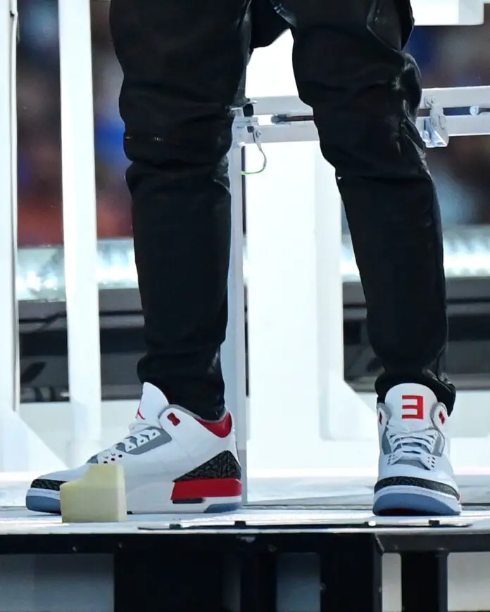 Eminem con las Air Jordan 3 Fire Red Slim Shady en la Super Bowl PE